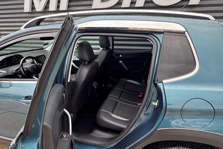 Turquoise Peugeot 2008 fra 2017