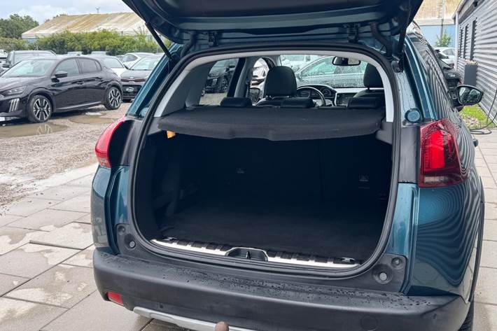 Turquoise Peugeot 2008 fra 2017