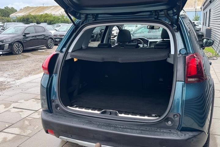 Turquoise Peugeot 2008 fra 2017