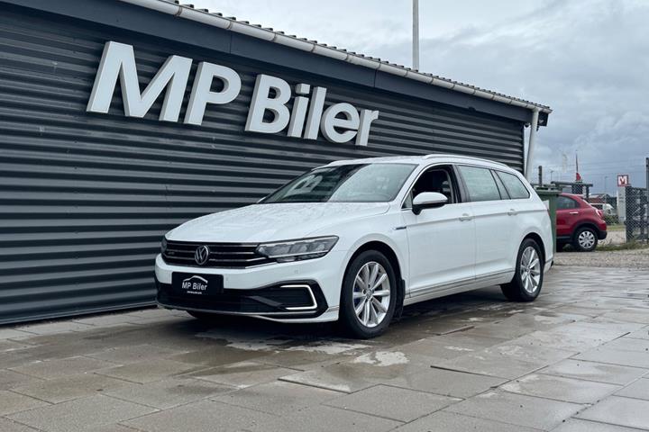Hvid VW Passat fra 2020 set udefra