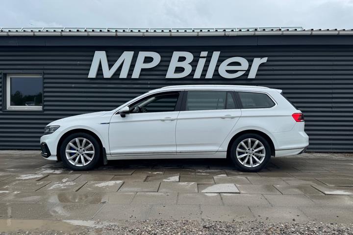 Hvid VW Passat fra 2020