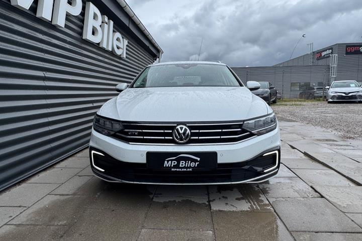Hvid VW Passat fra 2020