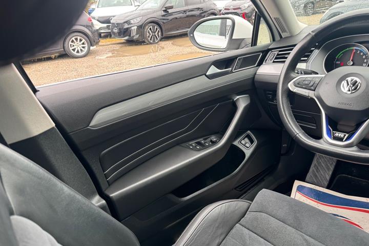 Hvid VW Passat fra 2020