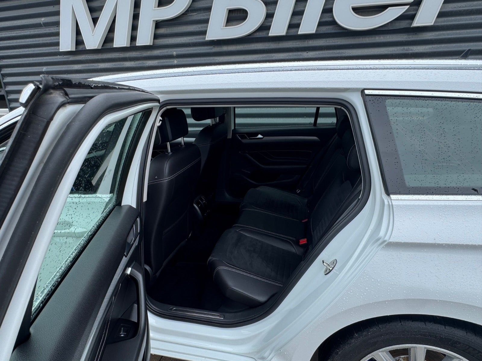 Hvid VW Passat fra 2020