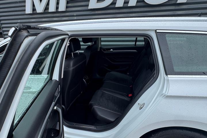 Hvid VW Passat fra 2020