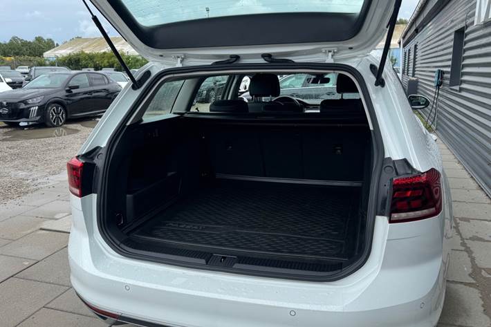 Hvid VW Passat fra 2020
