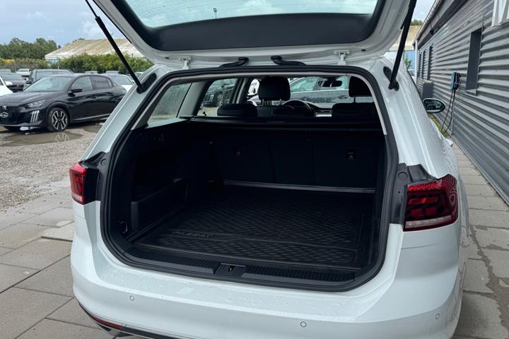 Hvid VW Passat fra 2020