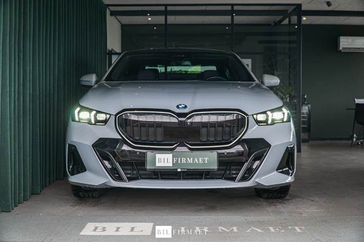 Grå BMW i5 fra 2024