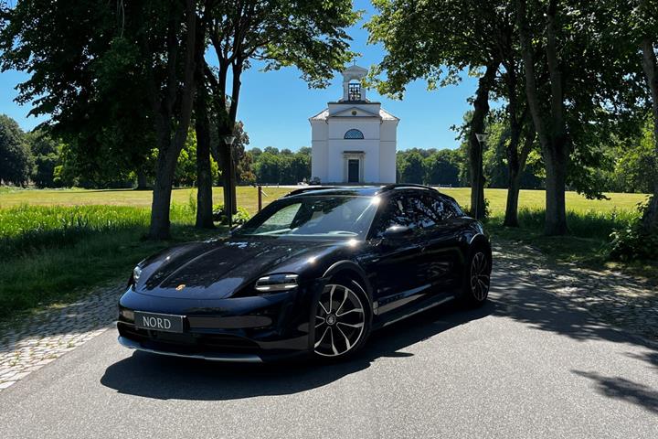 Sort Porsche Taycan 4 fra 2021 set udefra