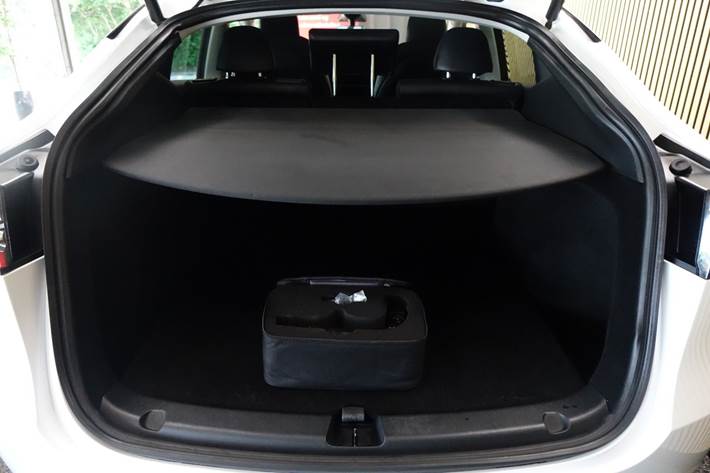Hvid Tesla Model Y fra 2023