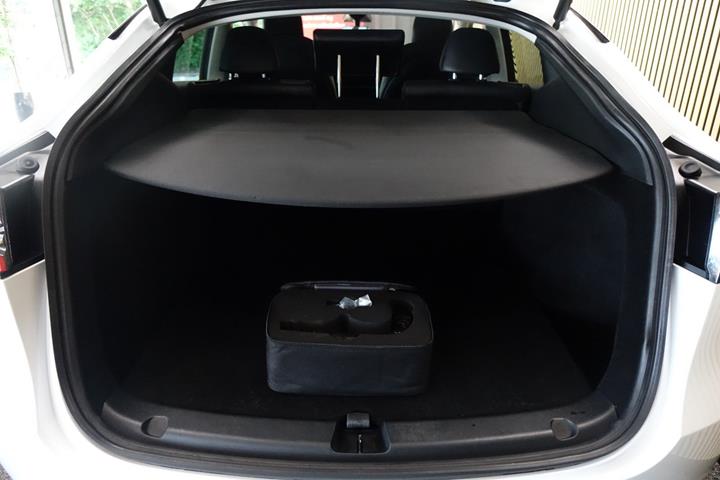 Hvid Tesla Model Y fra 2023
