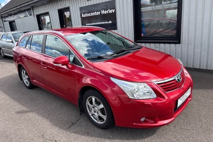 Grå Toyota Avensis fra 2010