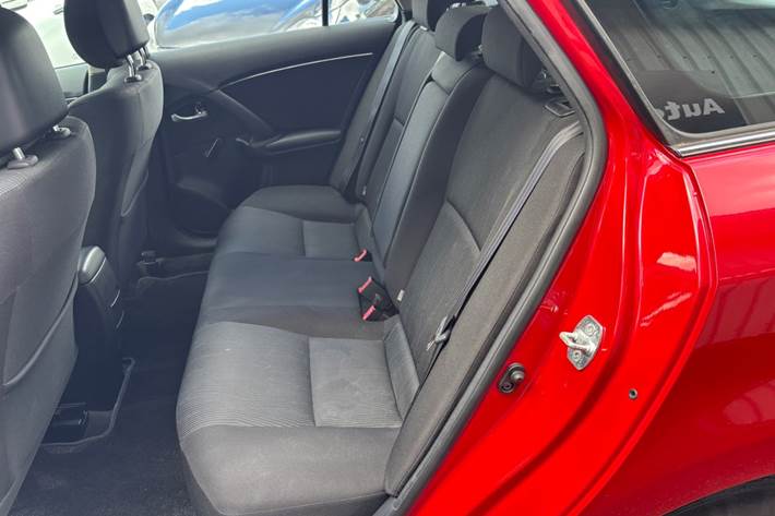 Grå Toyota Avensis fra 2010