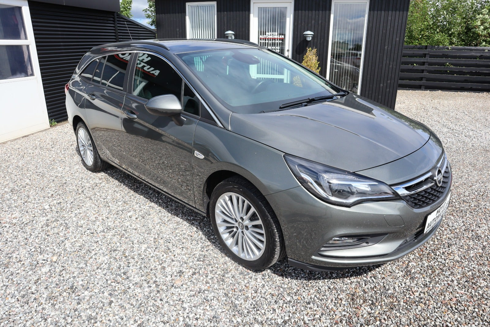 Grå Opel Astra fra 2019