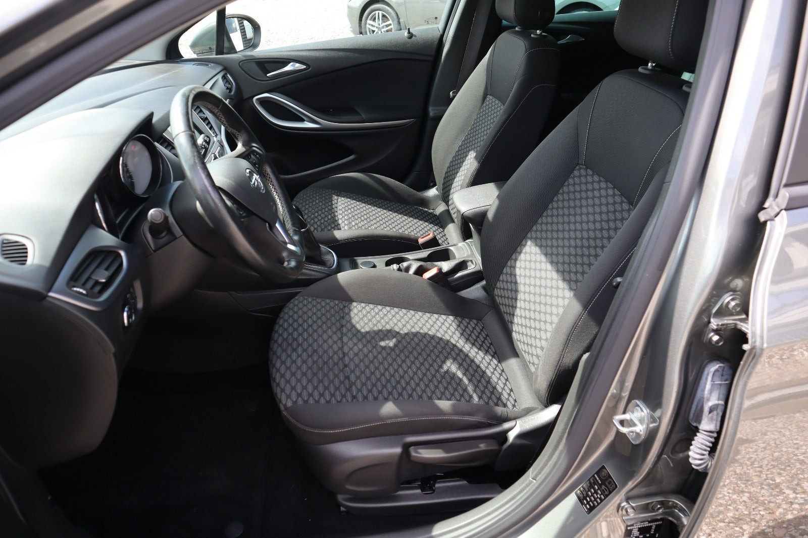 Grå Opel Astra fra 2019