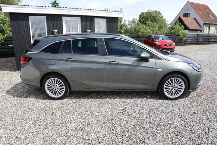 Grå Opel Astra fra 2019