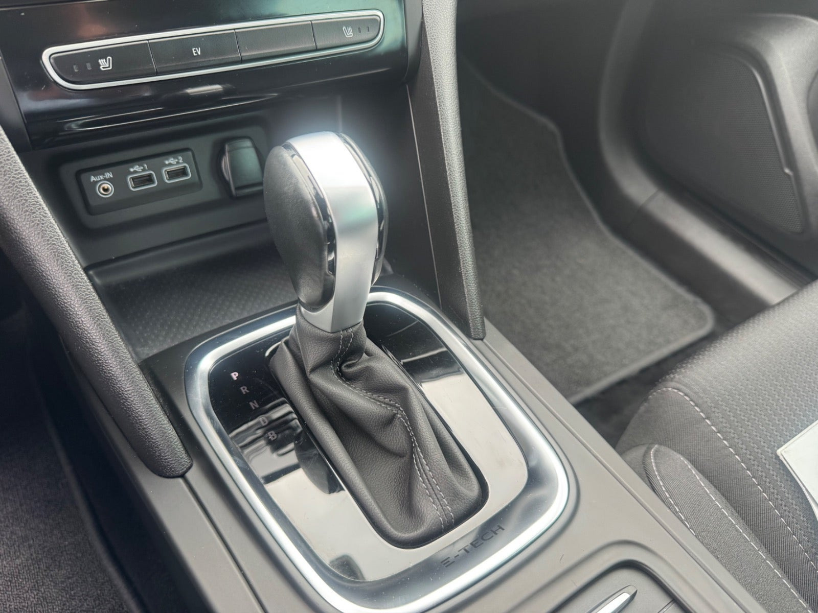 Blå Renault Megane IV fra 2021