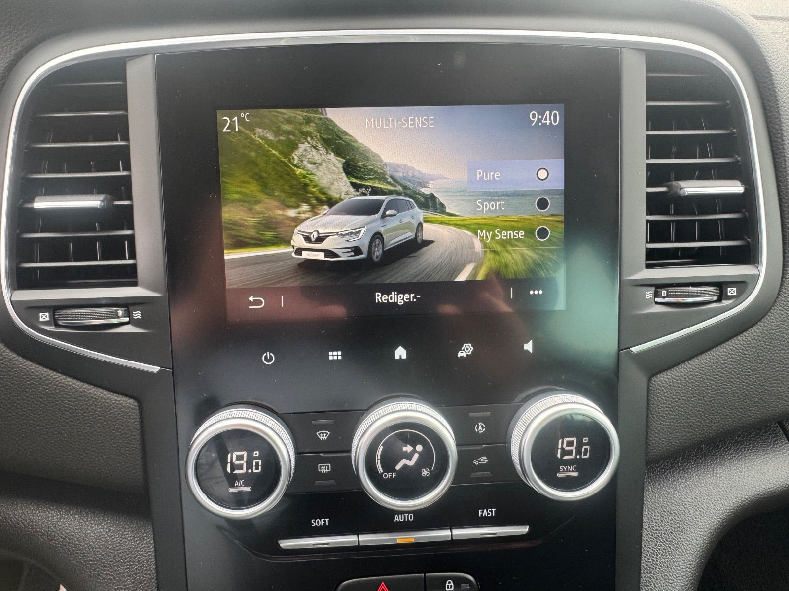 Blå Renault Megane IV fra 2021