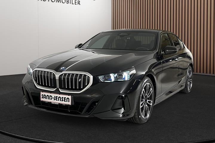 Sort BMW i5 fra 2026 set udefra