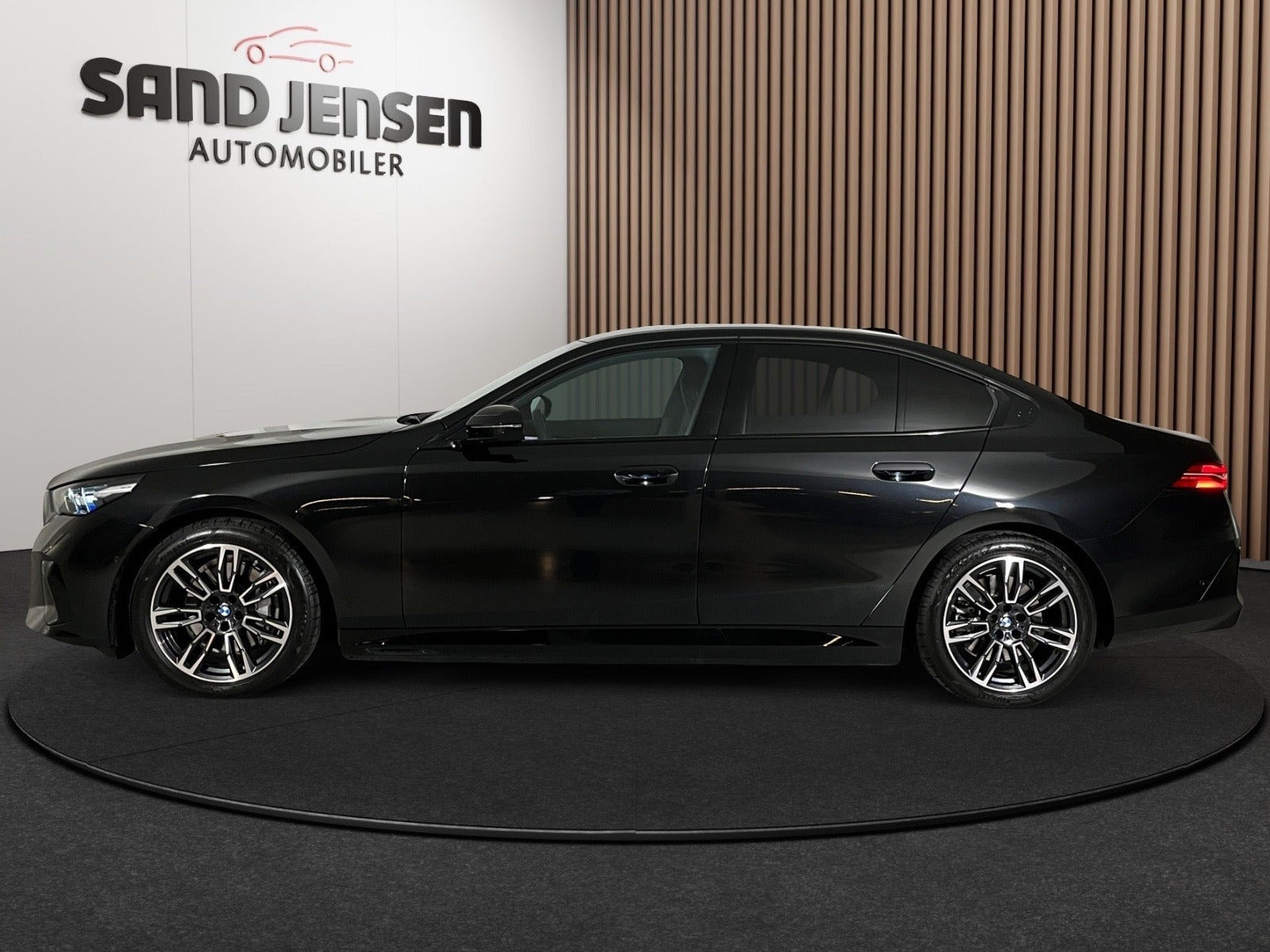 Sort BMW i5 fra 2026