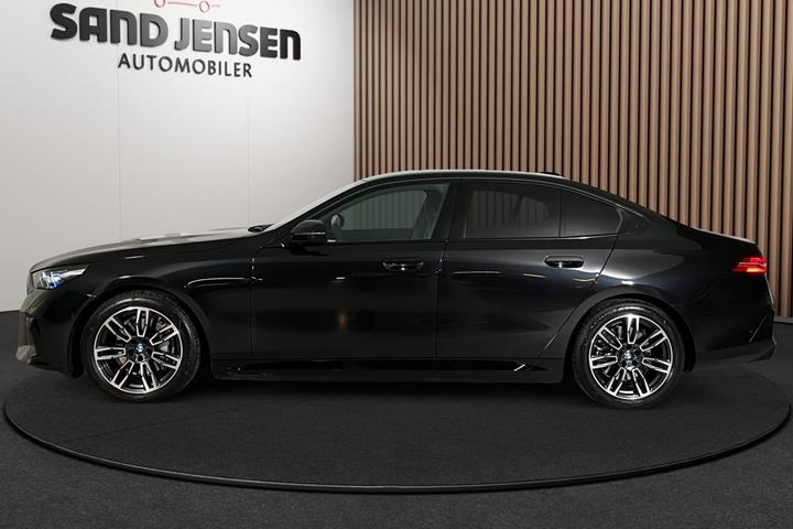 Sort BMW i5 fra 2026