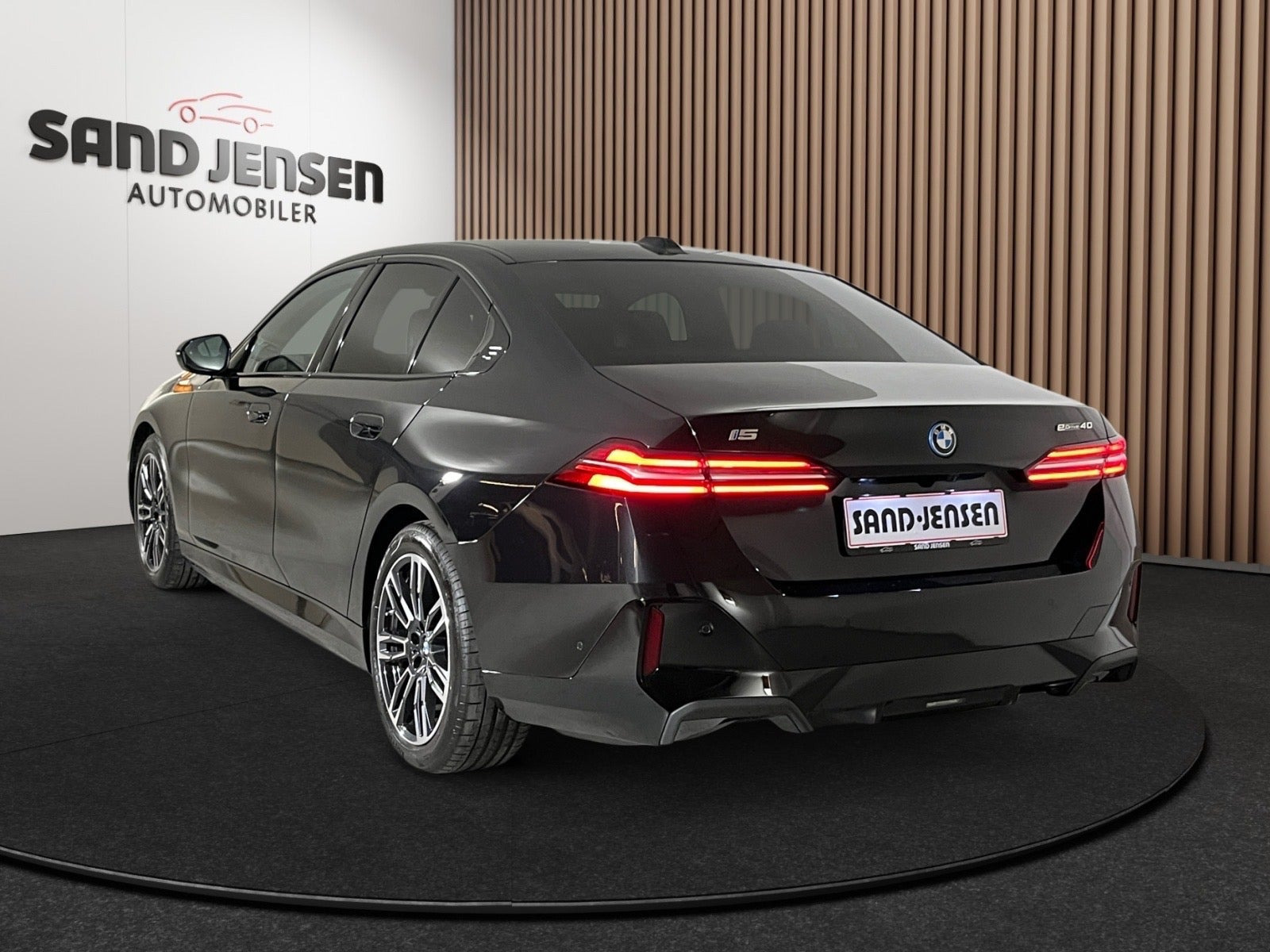 Sort BMW i5 fra 2026