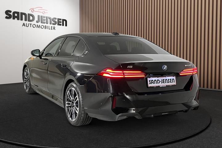 Sort BMW i5 fra 2026