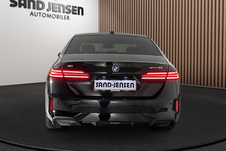 Sort BMW i5 fra 2026