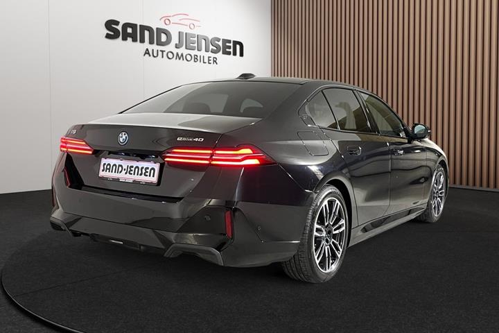 Sort BMW i5 fra 2026