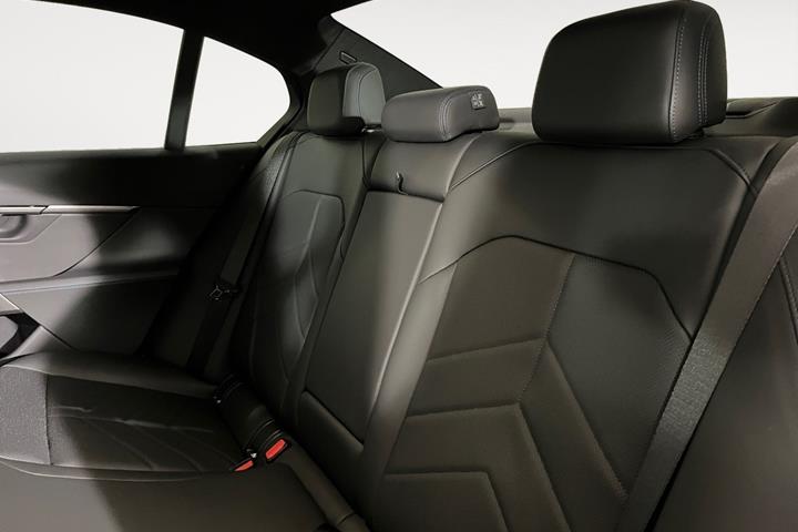 Sort BMW i5 fra 2026