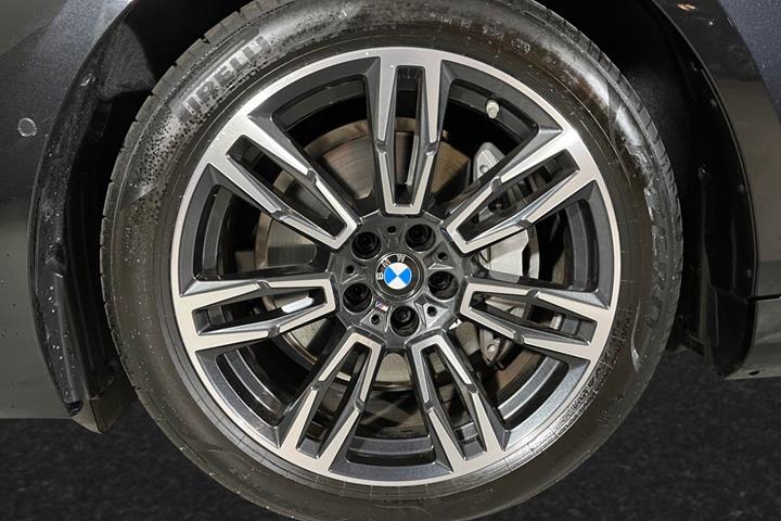Sort BMW i5 fra 2026