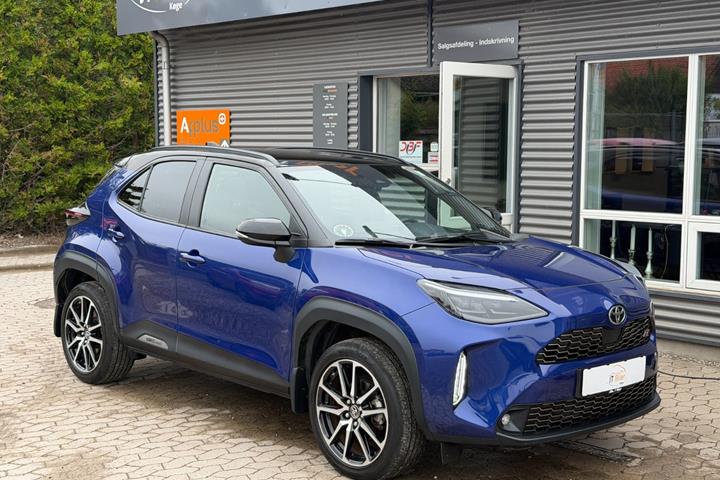 Blå Toyota Yaris Cross fra 2022 set udefra