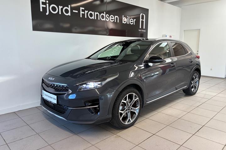 Grå Kia XCeed fra 2022 set udefra