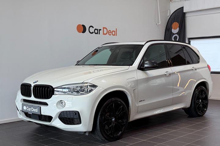 Hvid BMW X5 fra 2015 set udefra