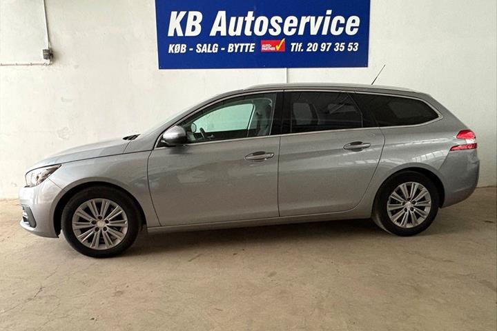 Grå Peugeot 308 fra 2021