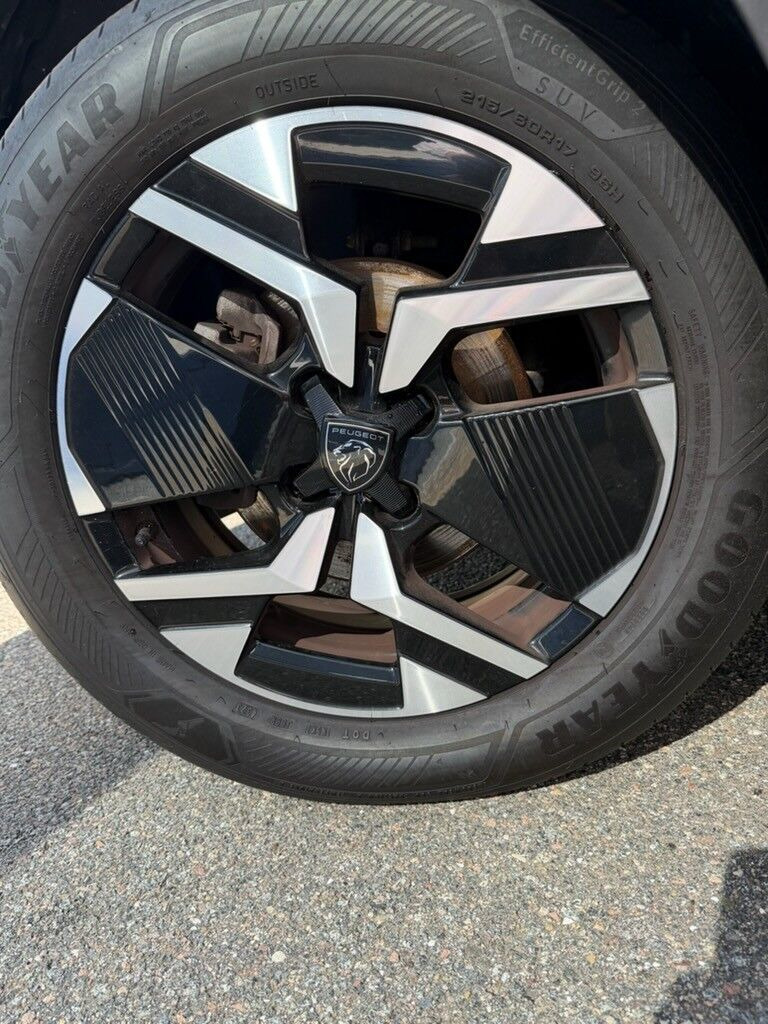 Grå Peugeot 2008 fra 2024