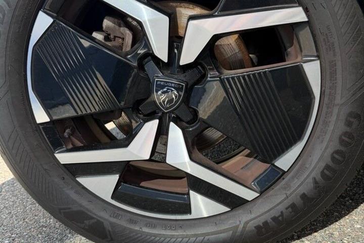 Grå Peugeot 2008 fra 2024