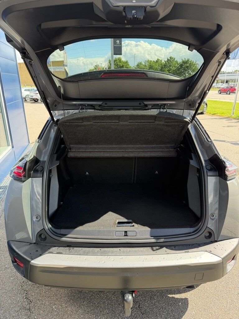 Grå Peugeot 2008 fra 2024
