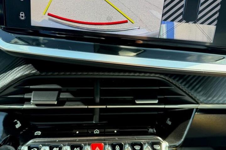Grå Peugeot 2008 fra 2024