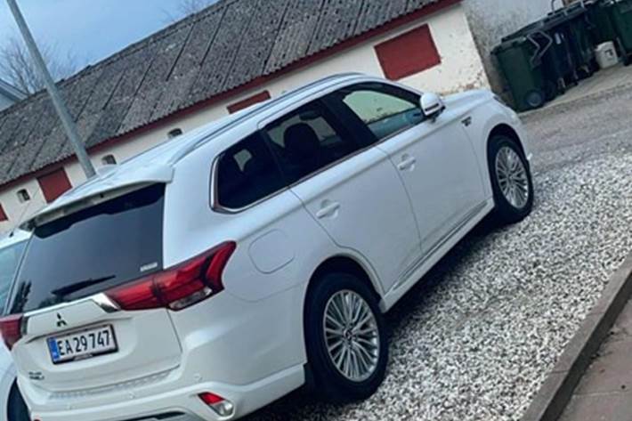 undefined Mitsubishi Outlander fra 2020