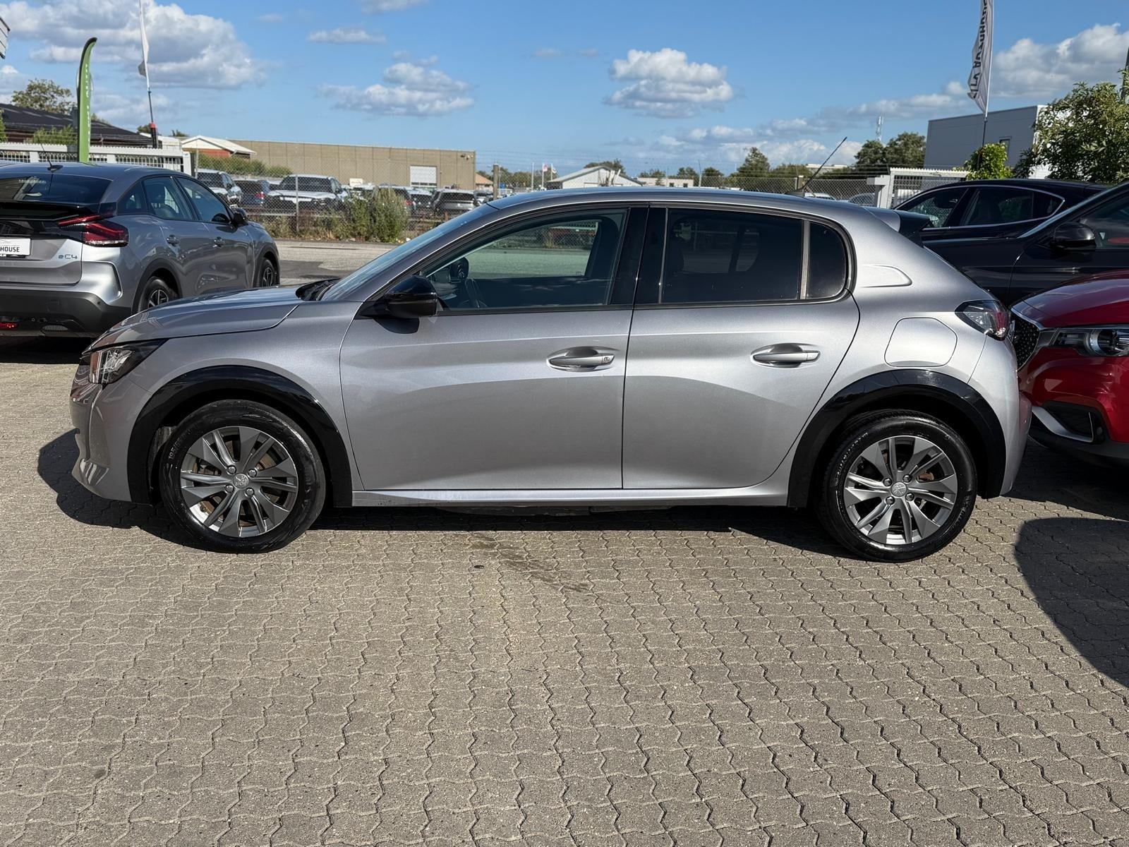 Sølv Peugeot e-208 fra 2022
