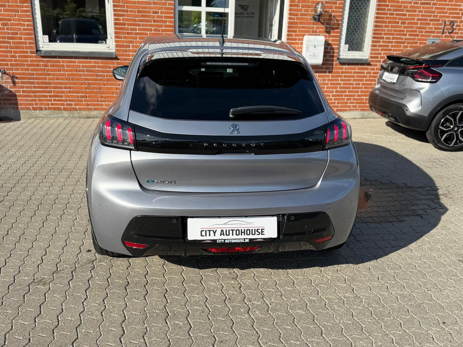 Sølv Peugeot e-208 fra 2022