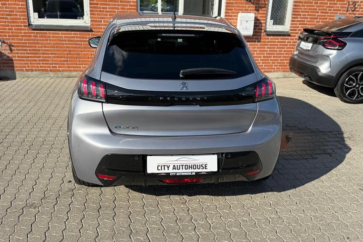 Sølv Peugeot e-208 fra 2022
