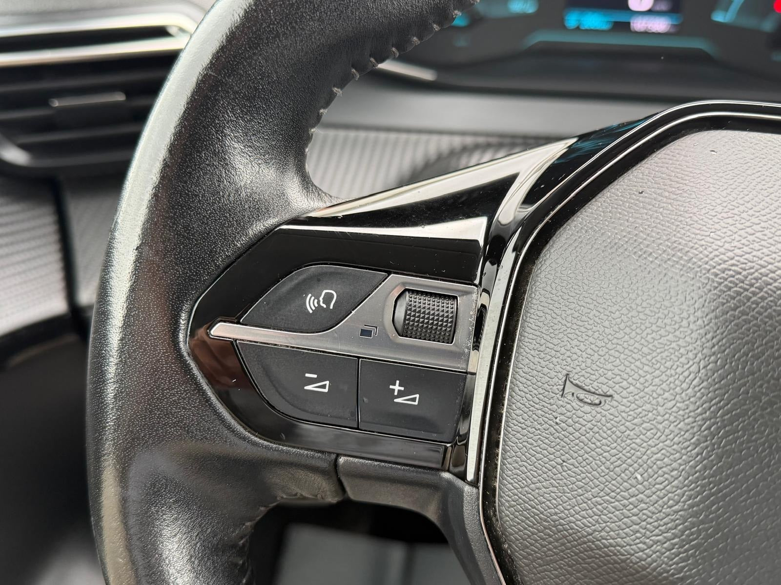 Sølv Peugeot e-208 fra 2022
