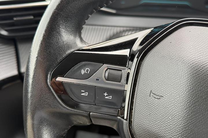 Sølv Peugeot e-208 fra 2022