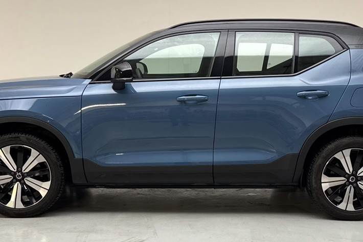 Blå Volvo XC40 fra 2023