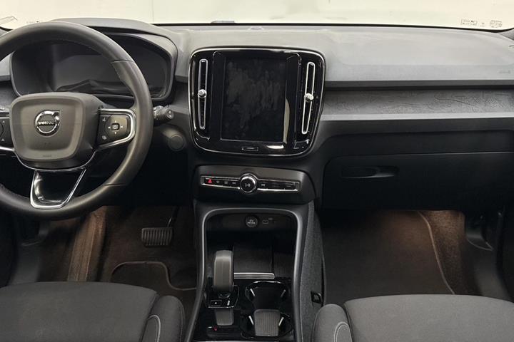 Blå Volvo XC40 fra 2023