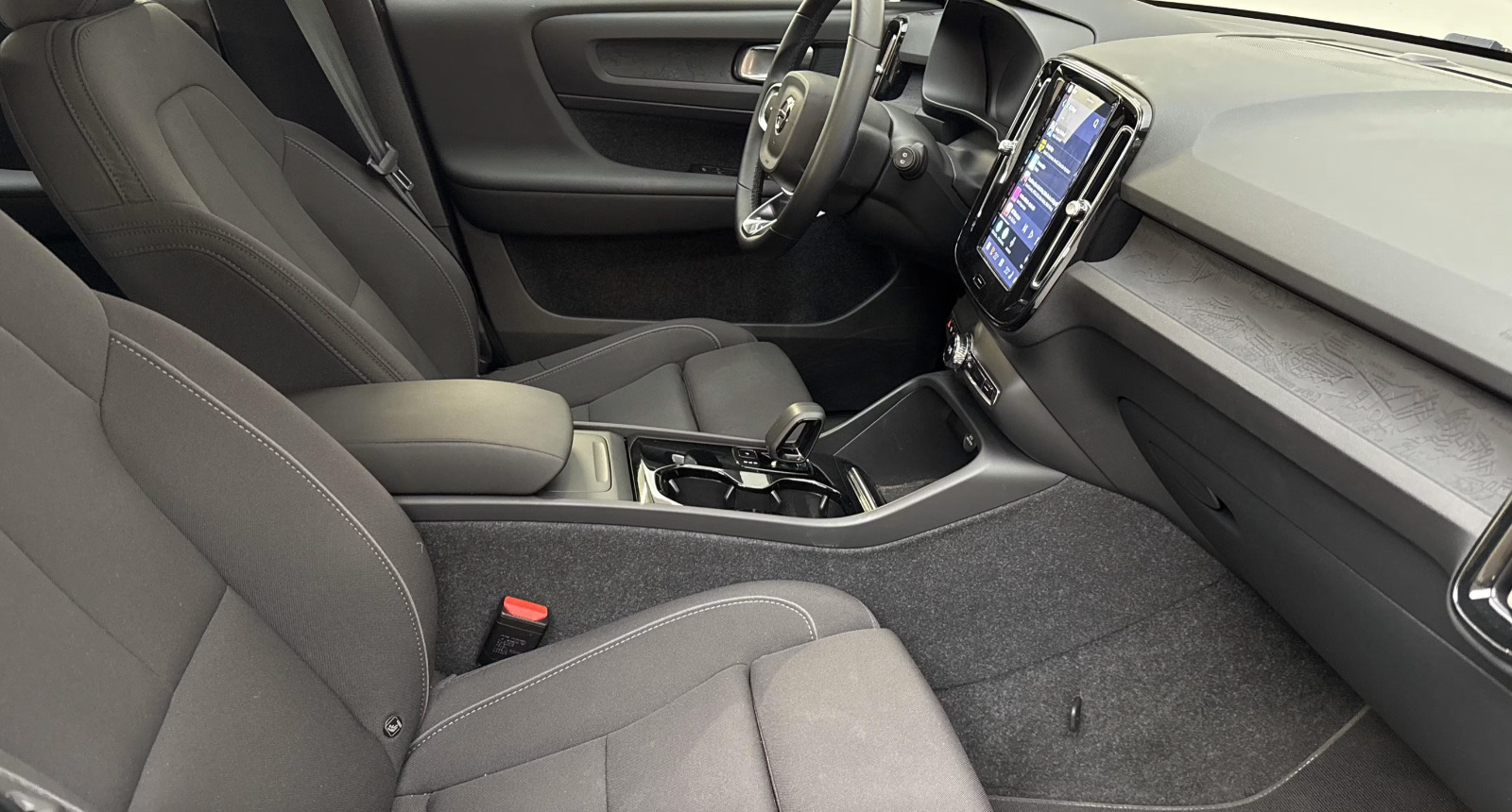 Blå Volvo XC40 fra 2023