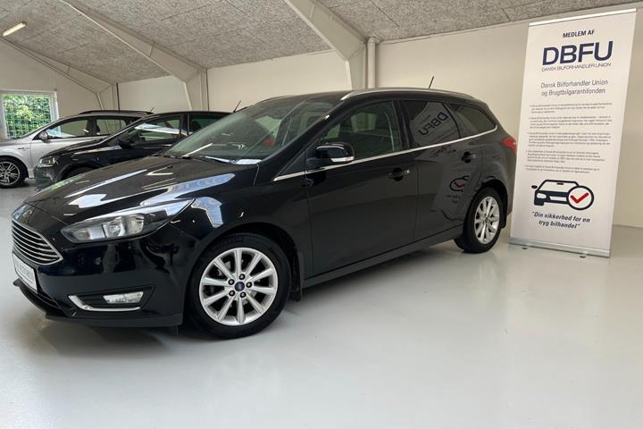 Sort Ford Focus fra 2017 set udefra