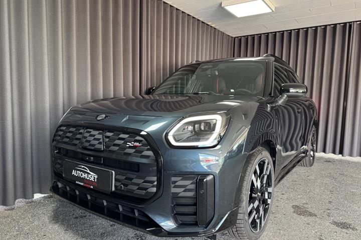 Grå Mini Countryman E fra 2025 set udefra